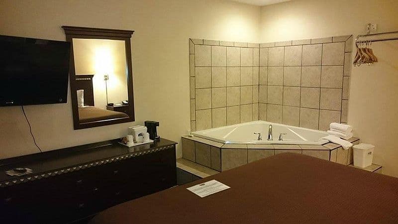 Howard Johnson by Wyndham Springfield hotel photo 2