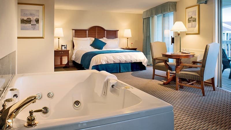 Hyannis Harbor Hotel Jacuzzi room