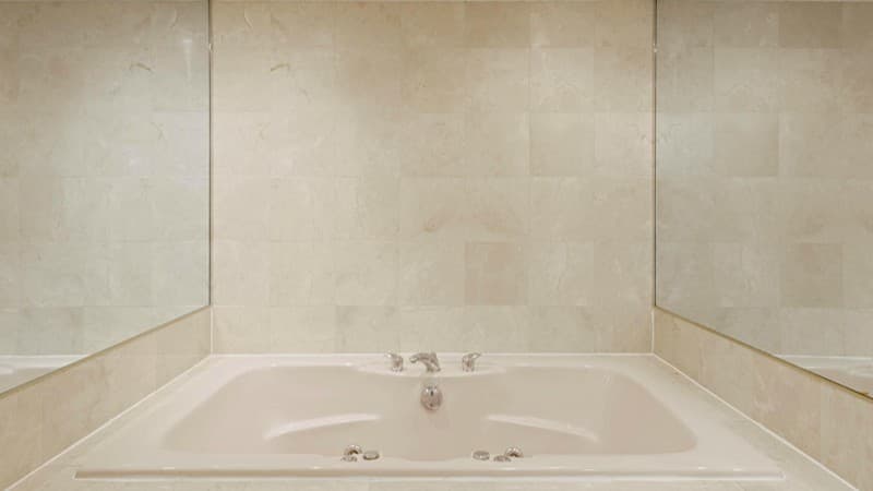 Super 8 by Wyndham Sturbridge Jacuzzi room