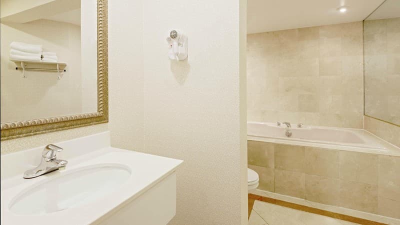 Super 8 by Wyndham Sturbridge hotel photo 2