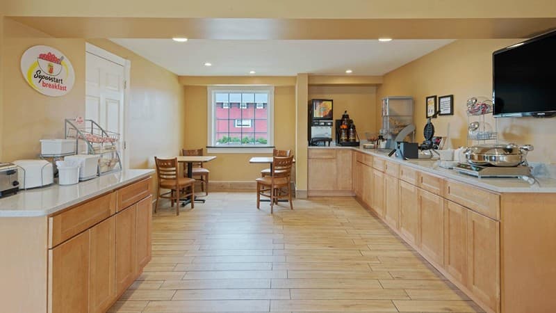 Super 8 by Wyndham Sturbridge hotel photo 5