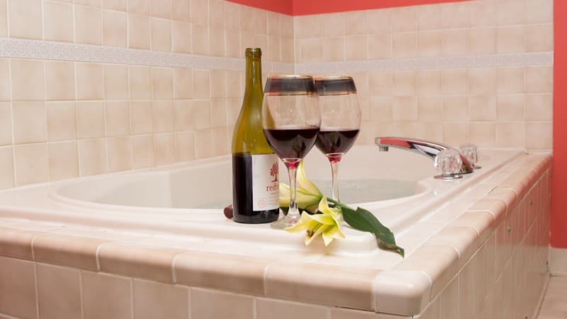 Uncommoner Hotel by Reverie Boutique Collection Jacuzzi room