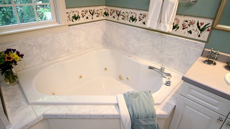 Whalewalk Inn & Spa Jacuzzi room
