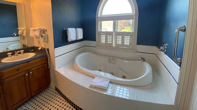 Winstead Inn Jacuzzi room