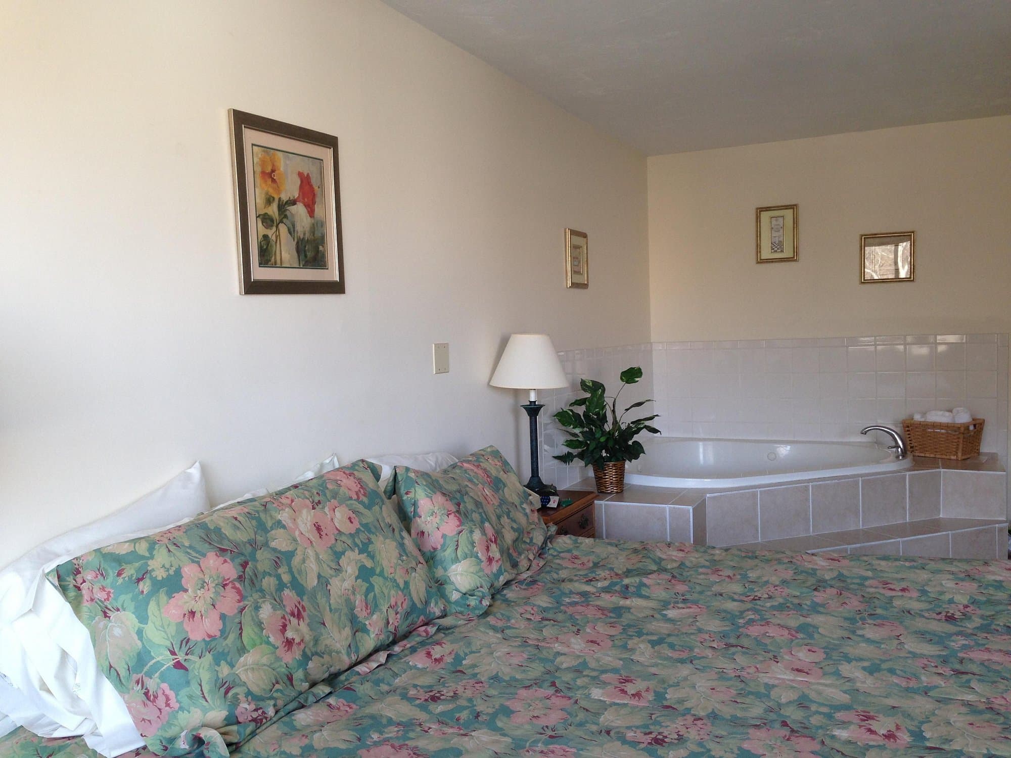 Yarmouth Resort Jacuzzi room