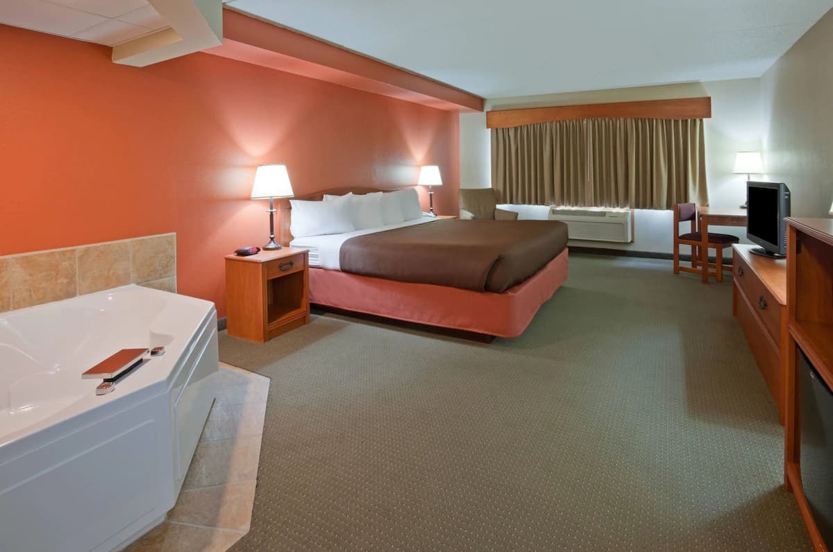 AmericInn by Wyndham Wetmore Munising Jacuzzi room