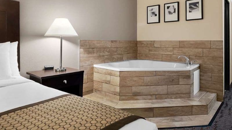 Baymont by Wyndham Belleville Airport Area Jacuzzi room