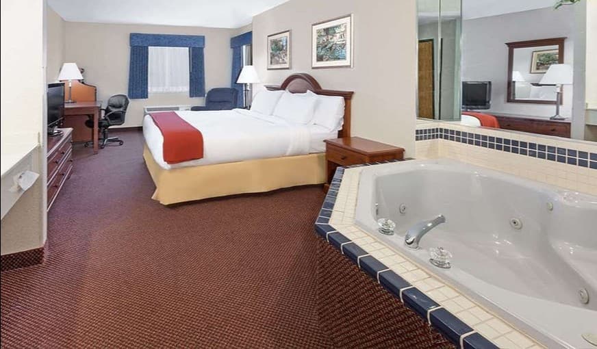 Baymont by Wyndham Howell/Brighton Jacuzzi room