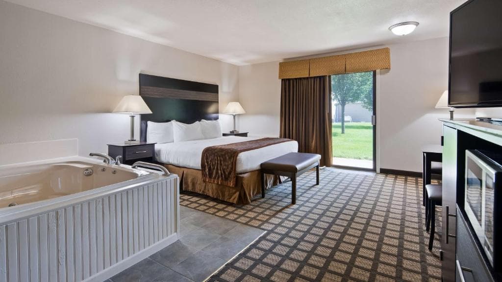 Best Western Beacon Inn Jacuzzi room