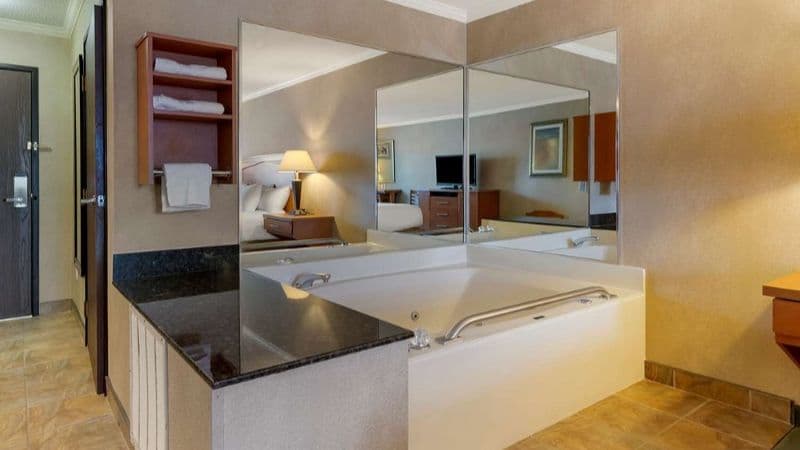 Best Western Davison Inn Jacuzzi room