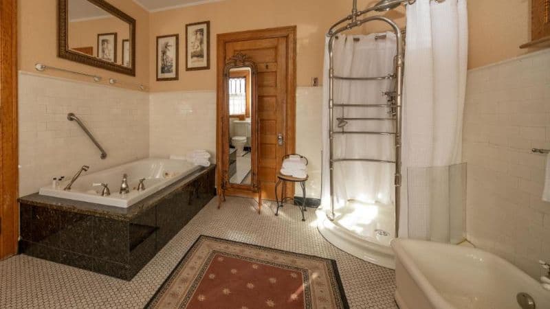 Cartier Mansion Jacuzzi room