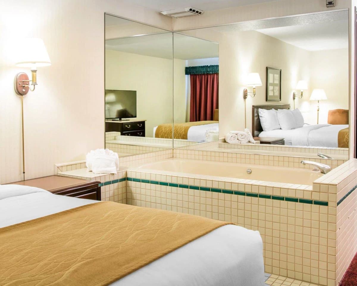 Comfort Inn Lakeside Jacuzzi room