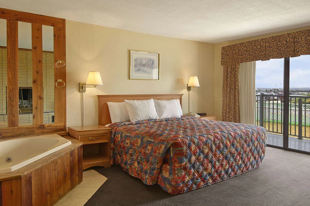 Days Inn by Wyndham Mackinaw City – Lakeview Jacuzzi room