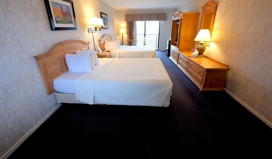 Days Inn by Wyndham Mackinaw City – Lakeview hotel photo 4