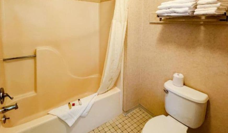 Days Inn by Wyndham Mackinaw City – Lakeview hotel photo 5