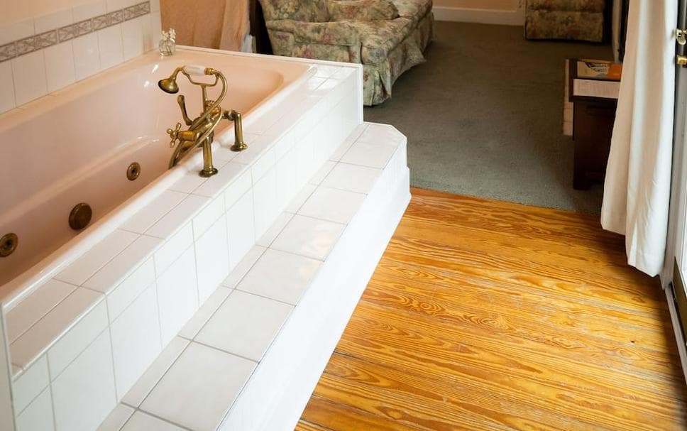 Garden Grove Bed And Breakfast Jacuzzi room