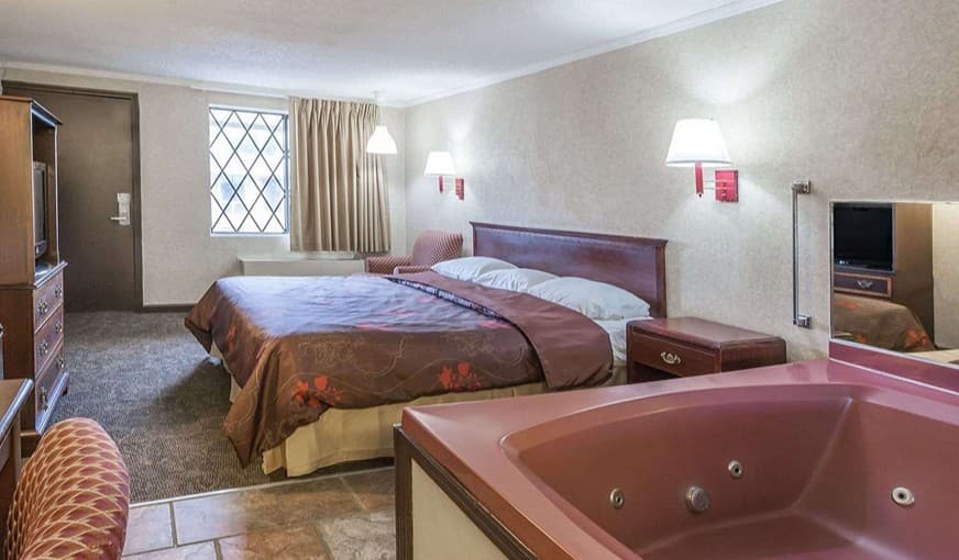 Knights Inn Farmington Hill Jacuzzi room