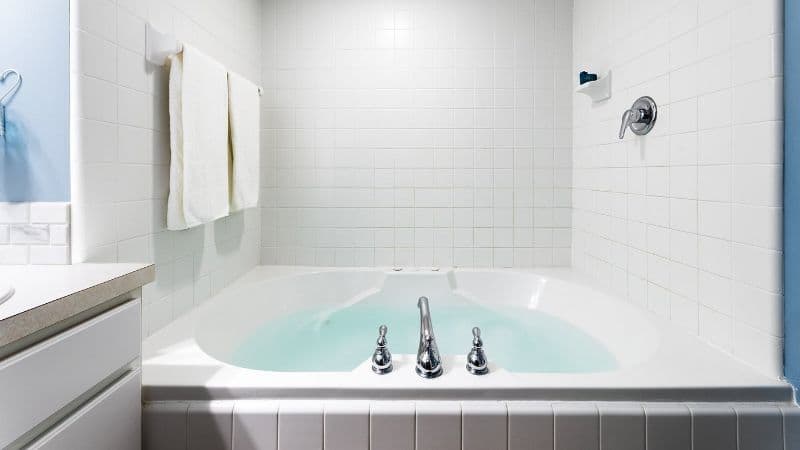 Looking Glass Beachfront Inn Jacuzzi room