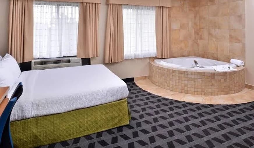 TownePlace Suites by Marriott Detroit Warren Jacuzzi room