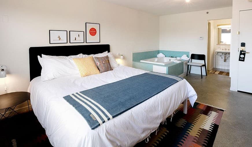 Trumbull and Porter Hotel Jacuzzi room