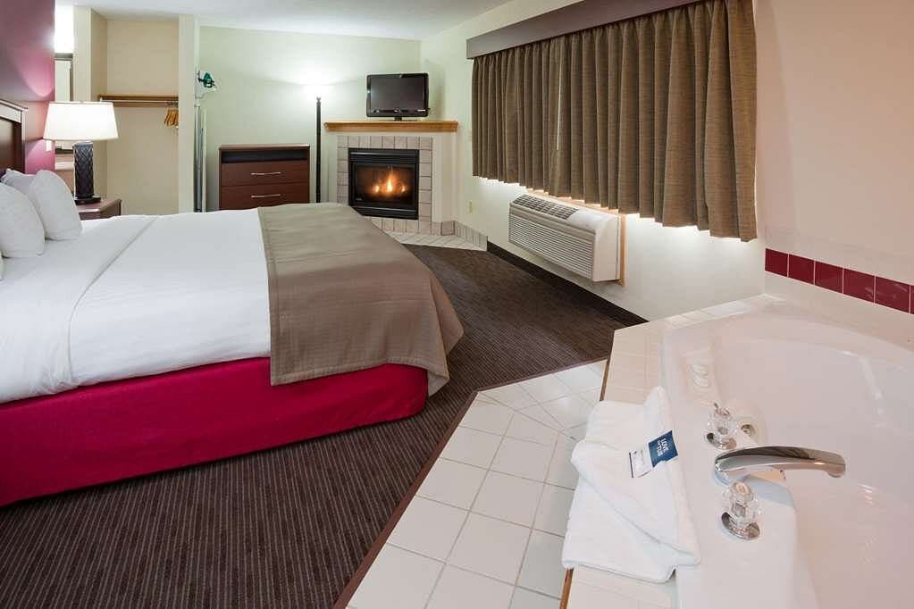 AmericInn by Wyndham Princeton MN Jacuzzi room