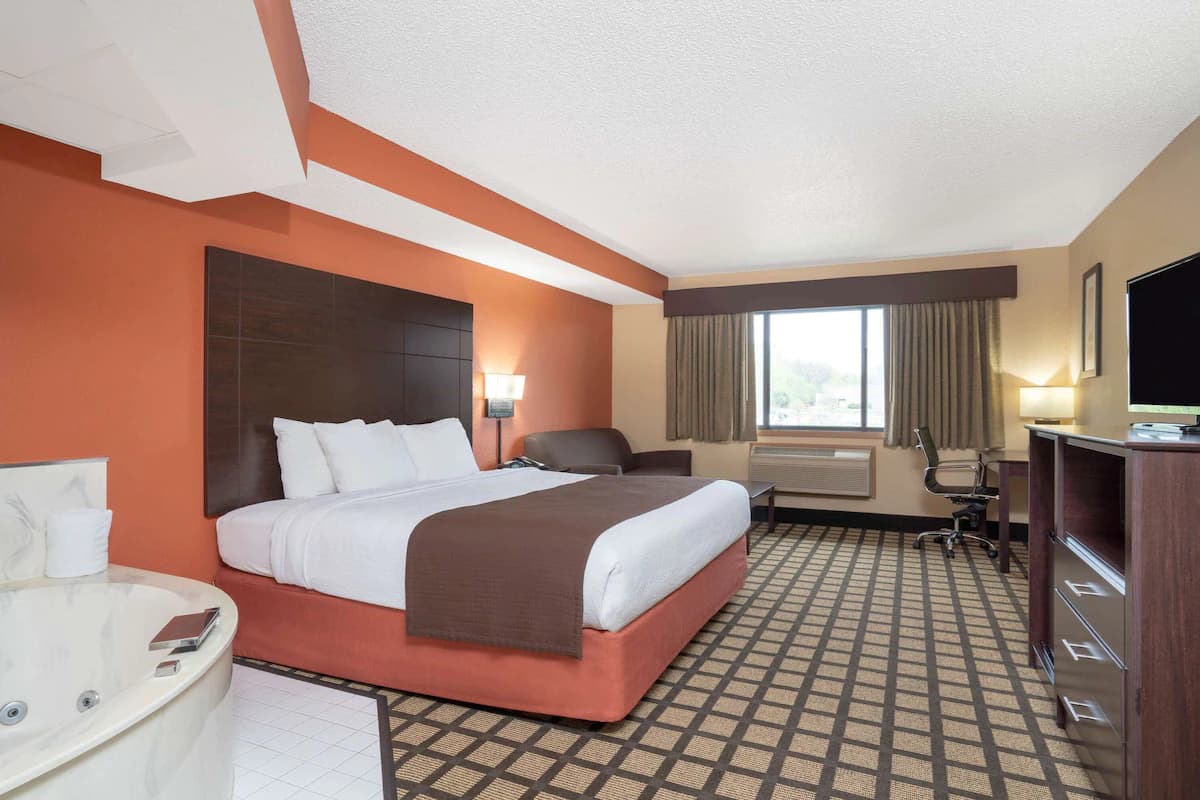 Baymont by Wyndham Lakeville Jacuzzi room