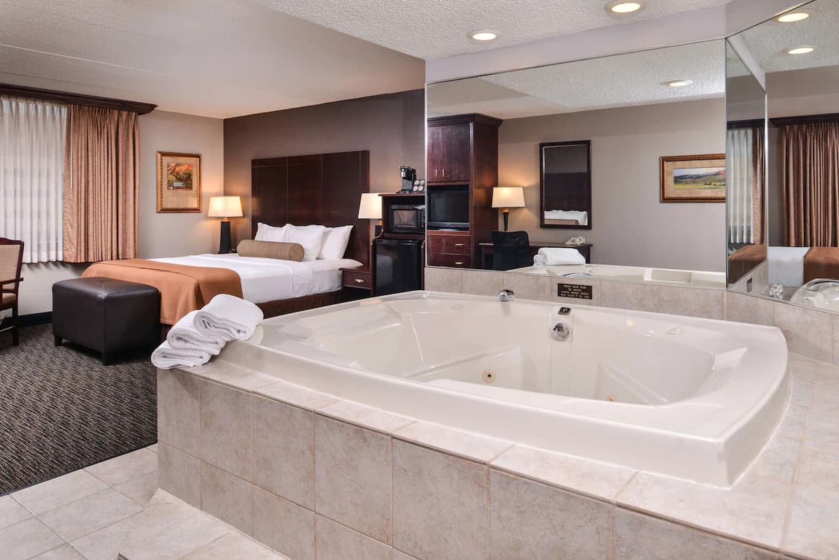 Best Western Plus Kelly Inn Jacuzzi room