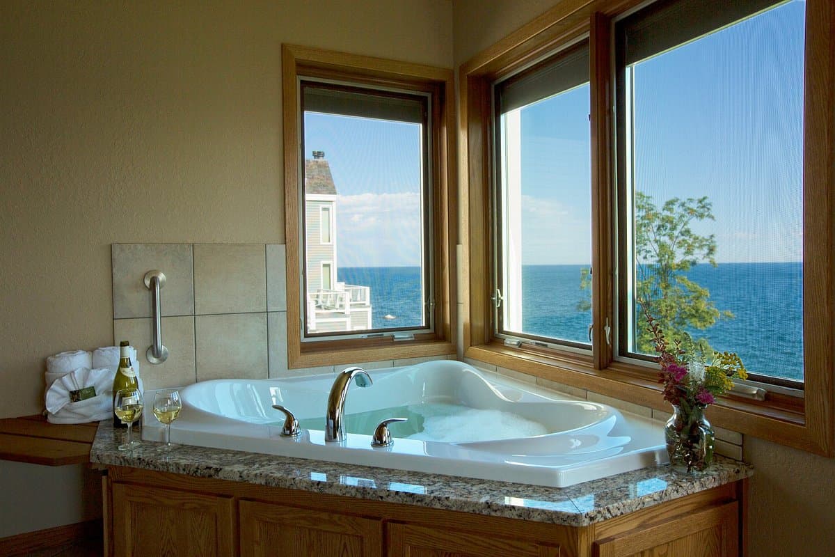 Bluefin Bay on Lake Superior Jacuzzi room