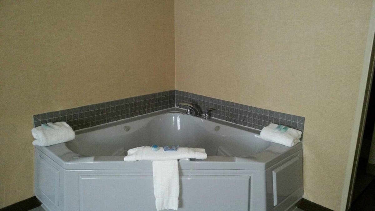 C’mon Inn Thief River Falls Jacuzzi room