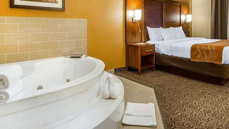Comfort Suites Ramsey Jacuzzi room