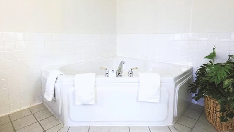 Coratel Inn & Suites by Jasper Northfield Jacuzzi room
