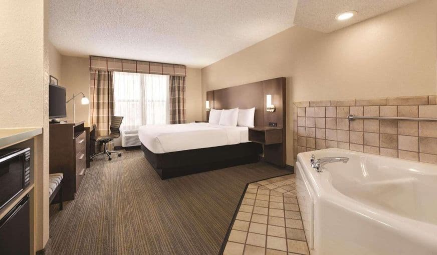 Country Inn & Suites by Radisson, Forest Lake, MN Jacuzzi room
