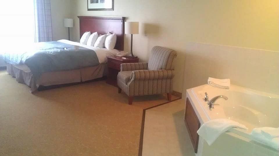Country Inn & Suites by Radisson, Shoreview, MN Jacuzzi room