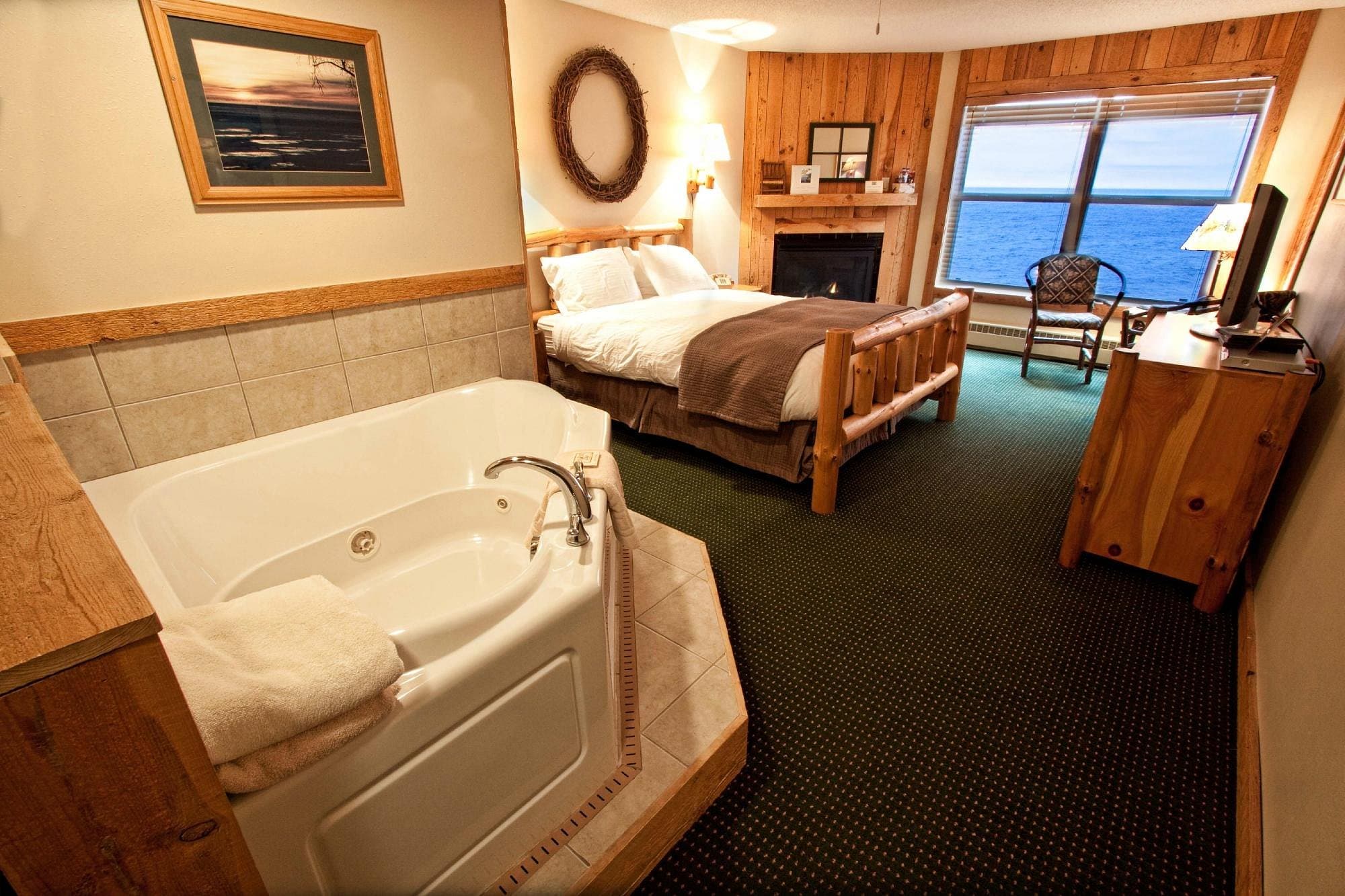 Cove Point Lodge Jacuzzi room