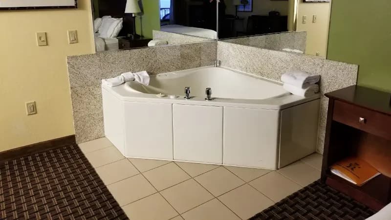 Edgewater Hotel and Waterpark Jacuzzi room