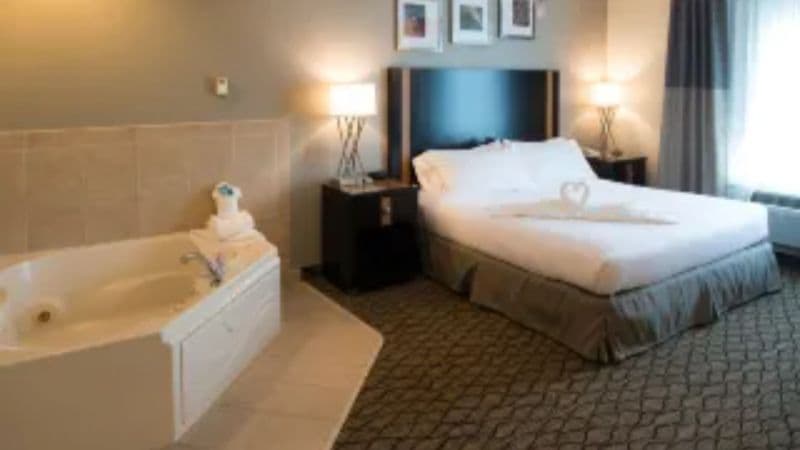 Holiday Inn Express Hotel & Suites Chanhassen, an IHG Hotel Jacuzzi room