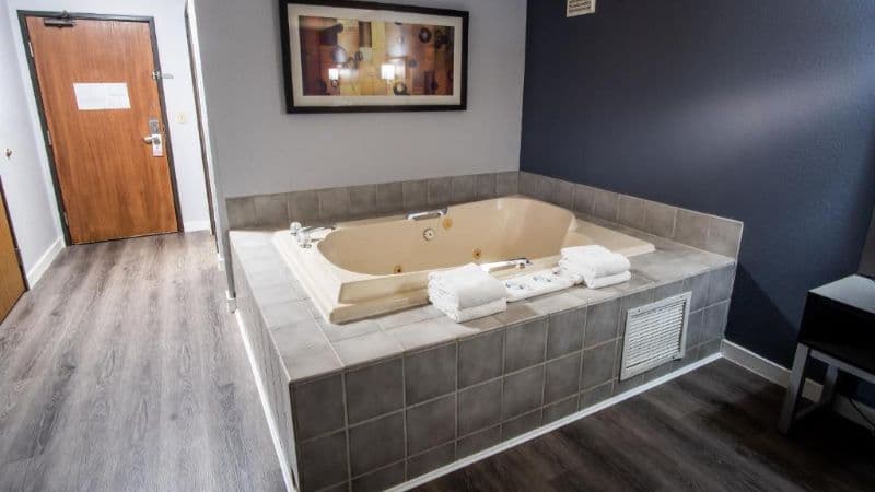 Norwood Inn & Suites Eagan Jacuzzi room
