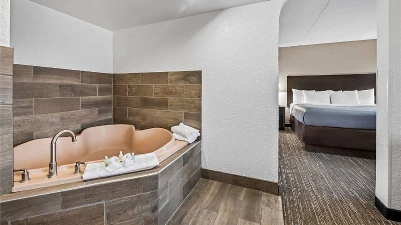 Quality Inn Savage Jacuzzi room