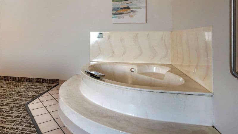 Quality Inn St. Cloud West Jacuzzi room