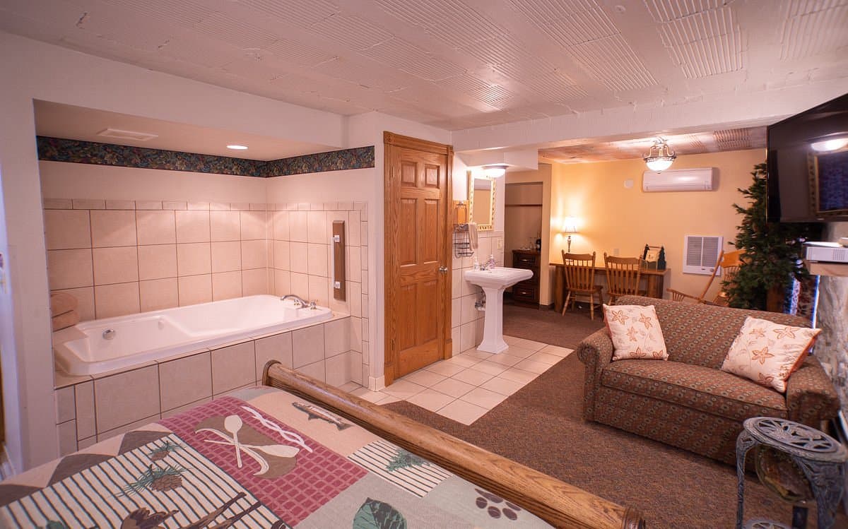 Stone Mill Hotel & Suites Jacuzzi room