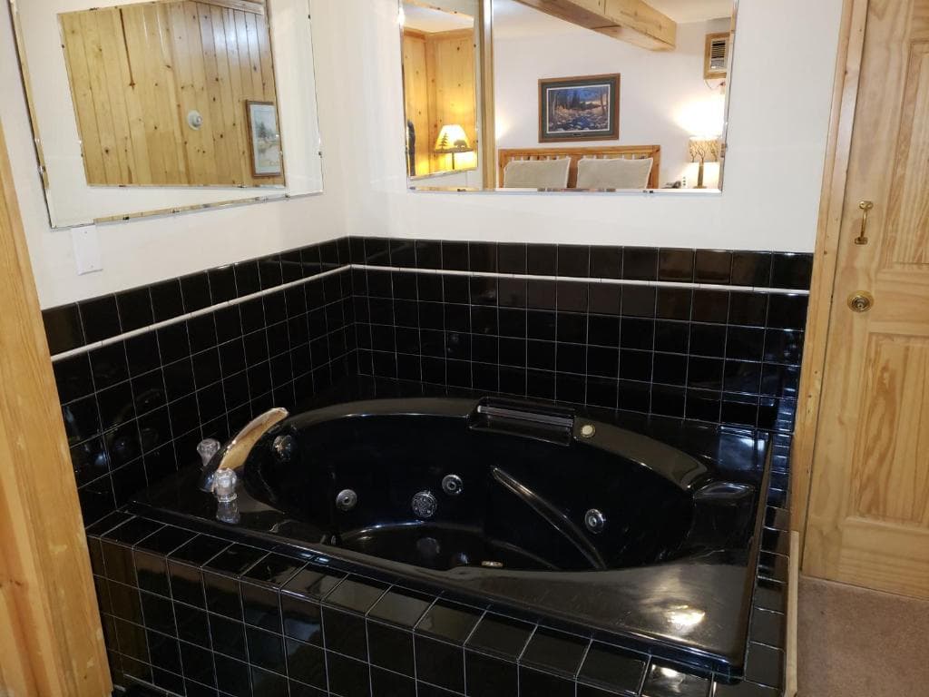Willard Munger Inn Jacuzzi room