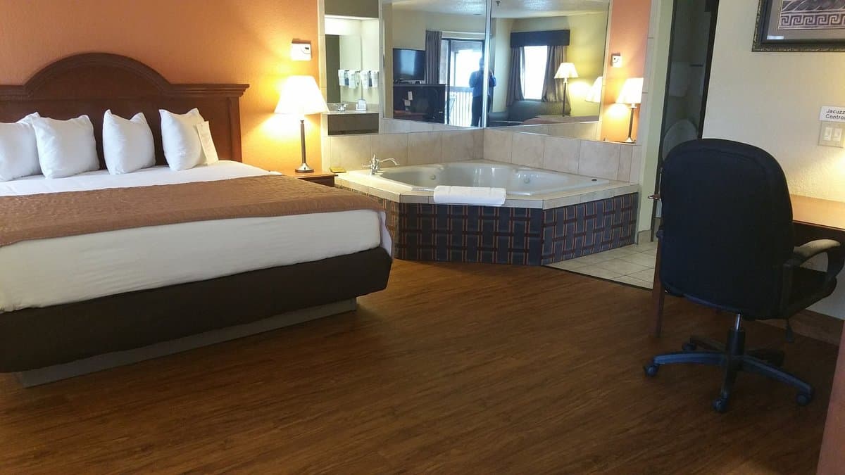 Baymont by Wyndham Tupelo Jacuzzi room
