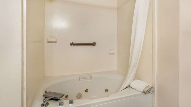Best Western Oak Manor Jacuzzi room