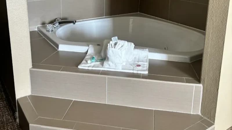 Comfort Suites Gulfport Central Jacuzzi room