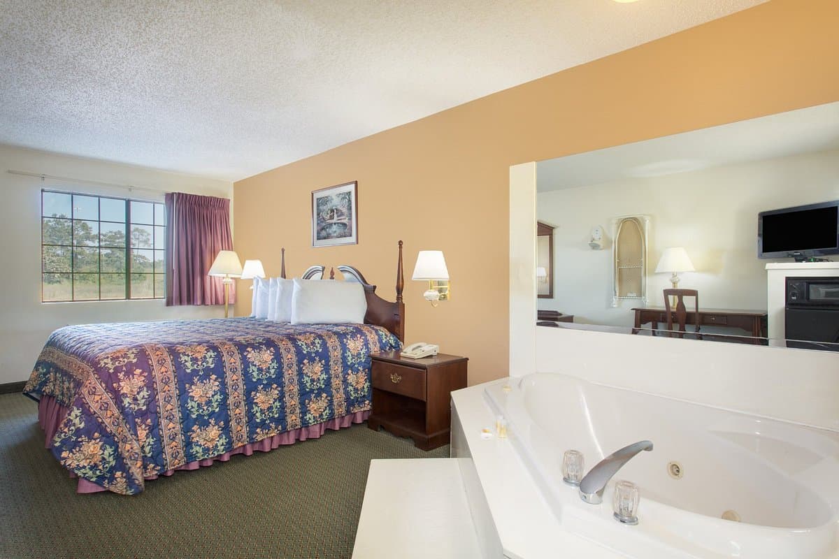 Days Inn by Wyndham Picayune Jacuzzi room