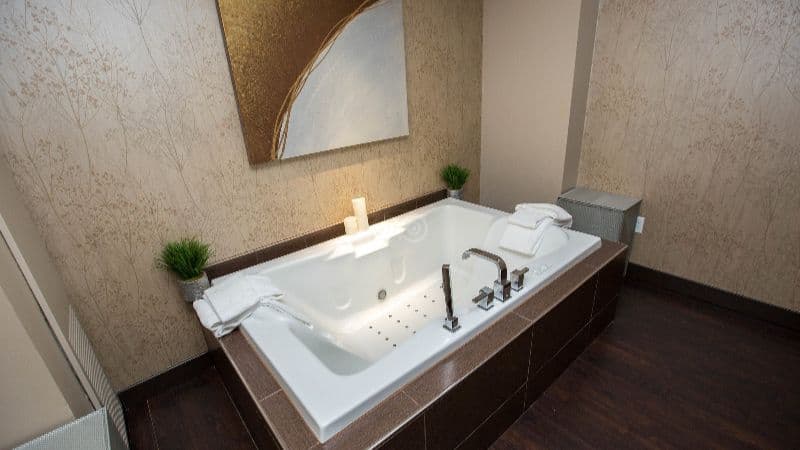 Golden Nugget Biloxi Jacuzzi room