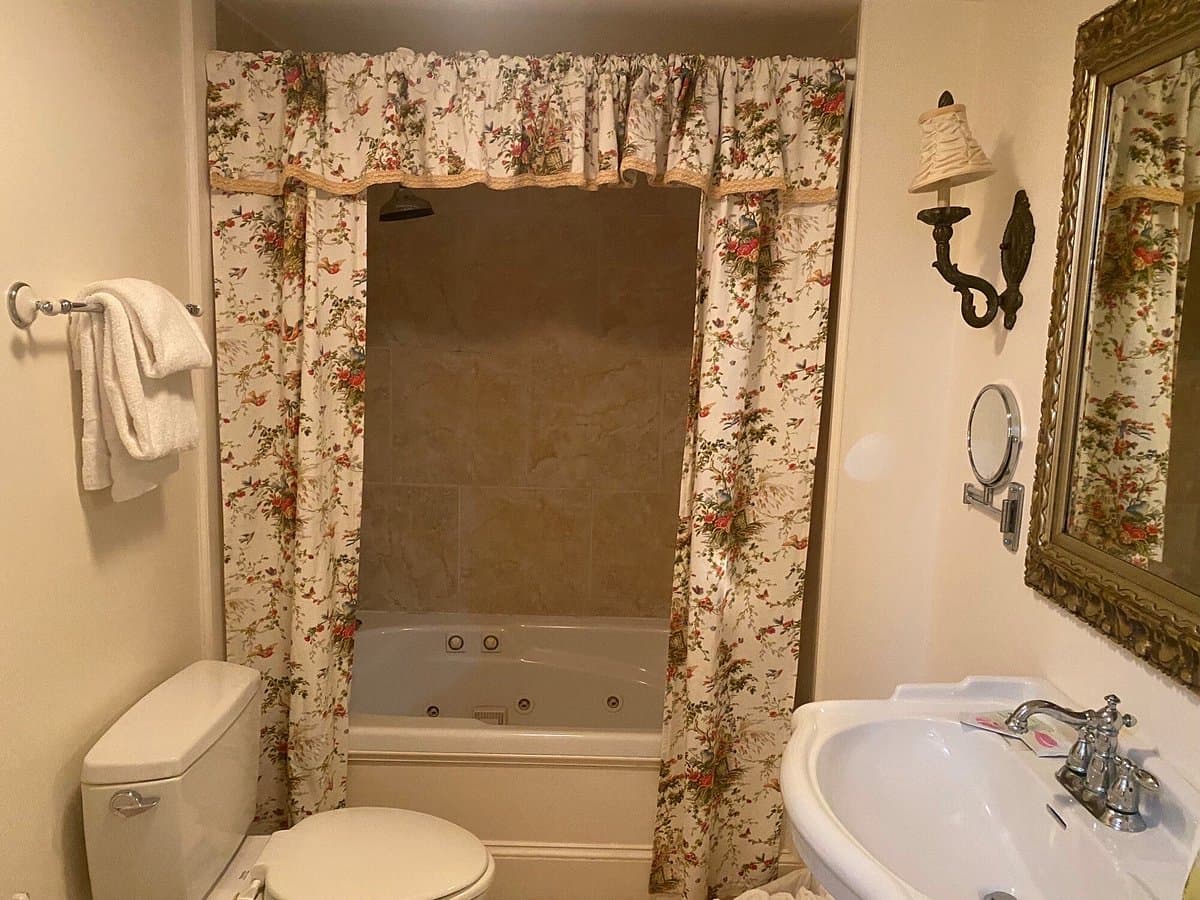 Gulf Hills Jacuzzi room