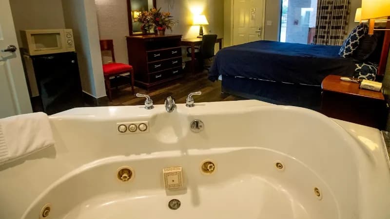 Magnolia Inn and Suites Jacuzzi room