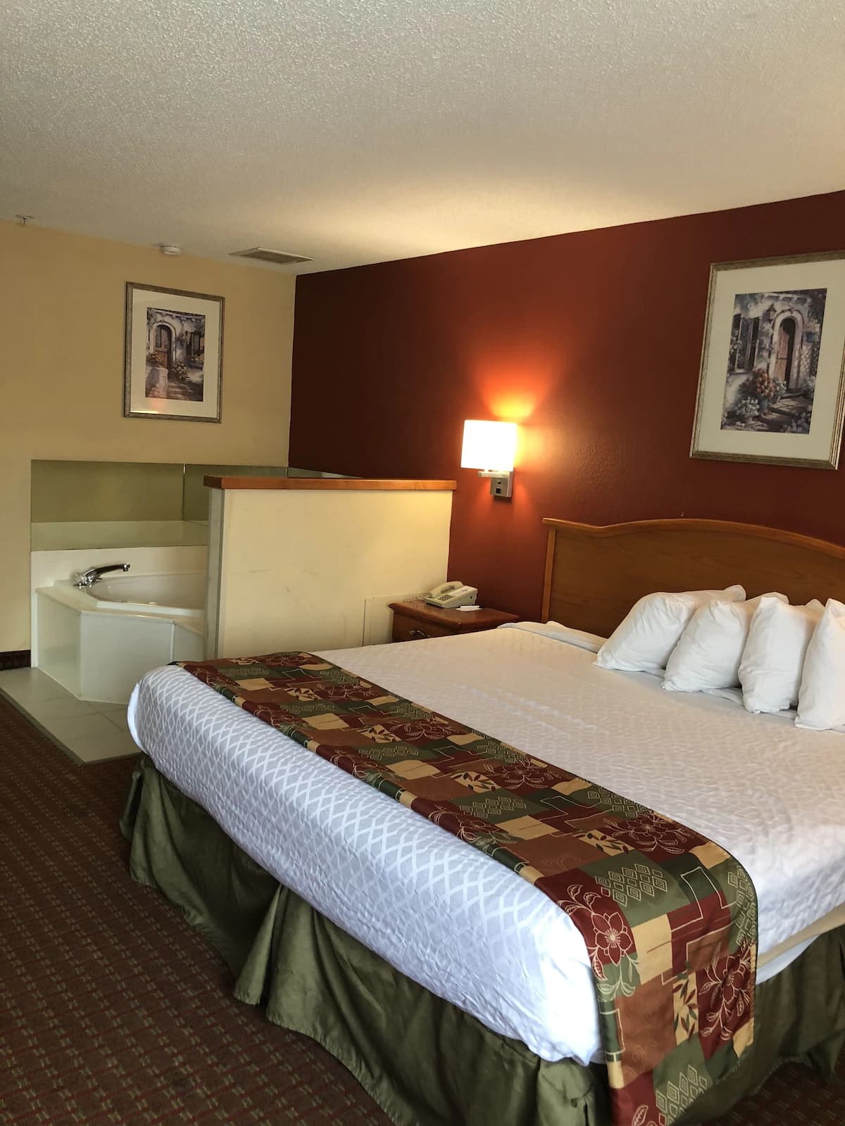 Millennium Inn Jacuzzi room