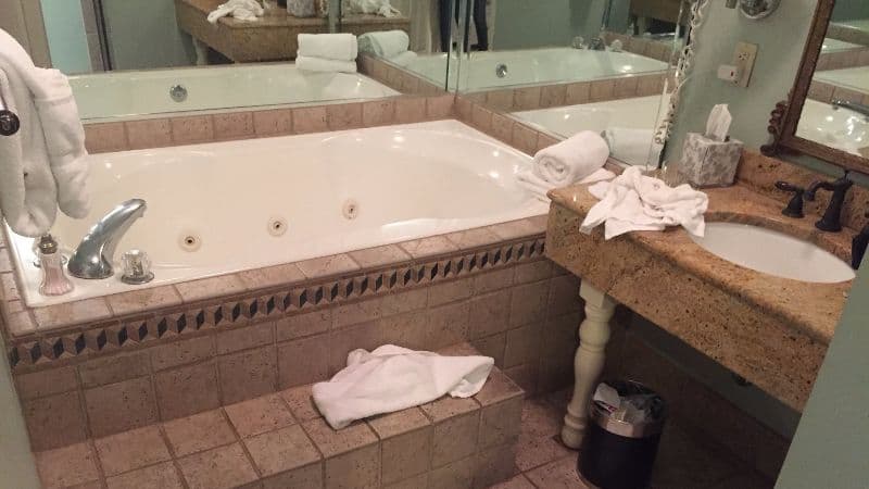 Old Capitol Inn Jacuzzi room